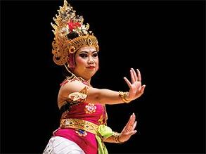 巴厘岛舞蹈演员，身穿传统的红色服装，头戴金色头饰