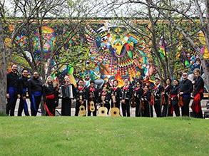 皇冠体育官网的墨西哥流浪乐队的人在彩色壁画前的合影